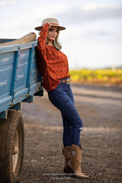 Ensaio feminino realizado na cidade de Matutina-MG. Ensaio 18 anos. Vestido 18 anos e chapéu. Estilo country, ensaio country'