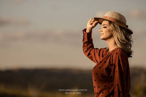Ensaio feminino realizado na cidade de Matutina-MG. Ensaio 18 anos. Vestido 18 anos e chapéu. Estilo country, ensaio country'