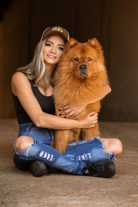Ensaio feminino com cão, ensaio com cachorro da raça chow chow.'