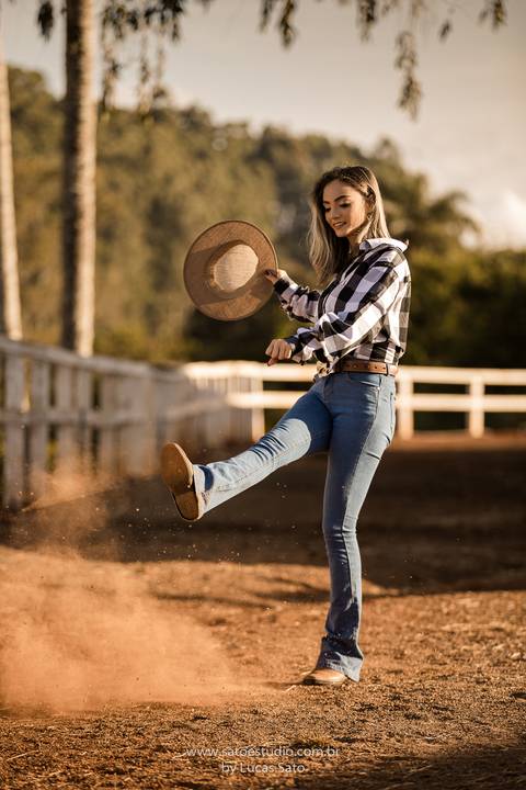 Ensaio feminino realizado na cidade de São Gotardo-MG no Haras Vertentes das Águas, estilo country, princesa, roupa country.'