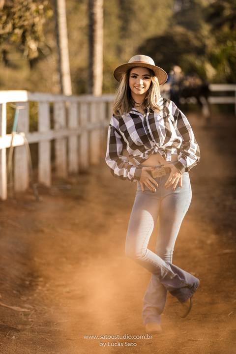Ensaio feminino realizado na cidade de São Gotardo-MG no Haras Vertentes das Águas, estilo country, princesa, roupa country.'