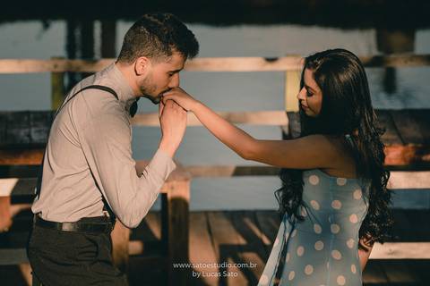 Ensaio fotográfico de casal e namorando. Ensaio pré wedding realizado nas regiões de Rio Paranaíba e São Gotardo. Ensaio pre casamento com vestido retrô e estilo romântico. Fotografia de casal ao por do sol. Fotografia de casal no pesgue pague. Fotografia'