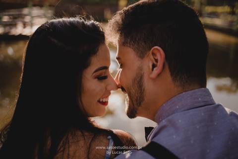 Ensaio fotográfico de casal e namorando. Ensaio pré wedding realizado nas regiões de Rio Paranaíba e São Gotardo. Ensaio pre casamento com vestido retrô e estilo romântico. Fotografia de casal ao por do sol. Fotografia de casal no pesgue pague. Fotografia'