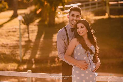 Ensaio fotográfico de casal e namorando. Ensaio pré wedding realizado nas regiões de Rio Paranaíba e São Gotardo. Ensaio pre casamento com vestido retrô e estilo romântico. Fotografia de casal ao por do sol. Fotografia de casal no pesgue pague. Fotografia'