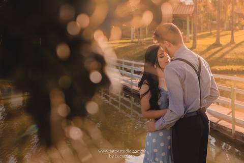 Ensaio fotográfico de casal e namorando. Ensaio pré wedding realizado nas regiões de Rio Paranaíba e São Gotardo. Ensaio pre casamento com vestido retrô e estilo romântico. Fotografia de casal ao por do sol. Fotografia de casal no pesgue pague. Fotografia'