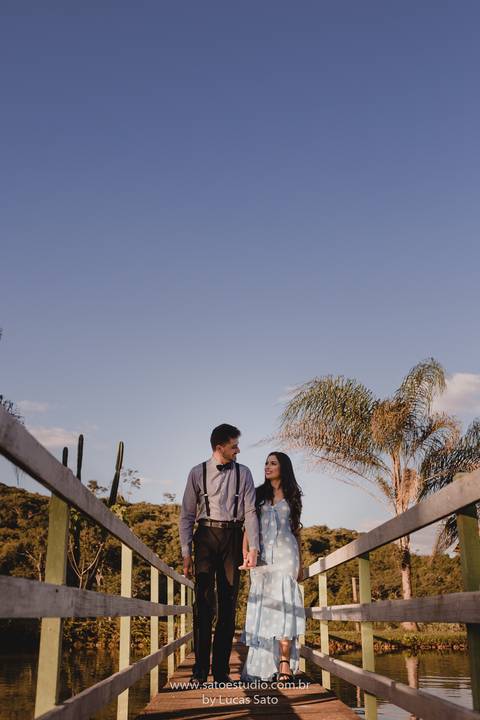 Ensaio fotográfico de casal e namorando. Ensaio pré wedding realizado nas regiões de Rio Paranaíba e São Gotardo. Ensaio pre casamento com vestido retrô e estilo romântico. Fotografia de casal ao por do sol. Fotografia de casal no pesgue pague. Fotografia'