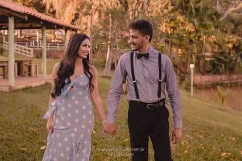 Ensaio fotográfico de casal e namorando. Ensaio pré wedding realizado nas regiões de Rio Paranaíba e São Gotardo. Ensaio pre casamento com vestido retrô e estilo romântico. Fotografia de casal ao por do sol. Fotografia de casal no pesgue pague. Fotografia'