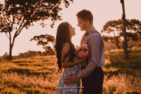 Ensaio fotográfico de casal e namorando. Ensaio pré wedding realizado nas regiões de Rio Paranaíba e São Gotardo. Ensaio pre casamento com vestido retrô e estilo romântico. Fotografia de casal ao por do sol. Fotografia de casal no pesgue pague. Fotografia'