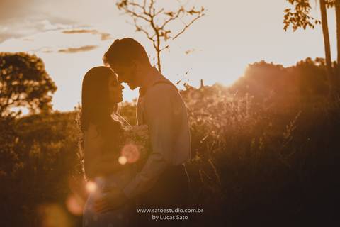 Ensaio fotográfico de casal e namorando. Ensaio pré wedding realizado nas regiões de Rio Paranaíba e São Gotardo. Ensaio pre casamento com vestido retrô e estilo romântico. Fotografia de casal ao por do sol. Fotografia de casal no pesgue pague. Fotografia'