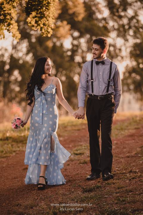 Ensaio fotográfico de casal e namorando. Ensaio pré wedding realizado nas regiões de Rio Paranaíba e São Gotardo. Ensaio pre casamento com vestido retrô e estilo romântico. Fotografia de casal ao por do sol. Fotografia de casal no pesgue pague. Fotografia'