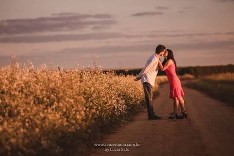 Ensaio fotográfico de casal e namorando. Ensaio pré wedding realizado nas regiões de Rio Paranaíba e São Gotardo. Ensaio pre casamento com vestido retrô e estilo romântico. Fotografia de casal ao por do sol. Fotografia de casal no pesgue pague. Fotografia'