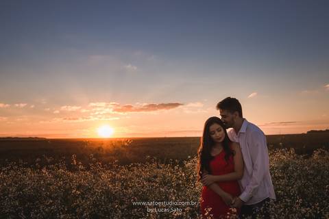 Ensaio fotográfico de casal e namorando. Ensaio pré wedding realizado nas regiões de Rio Paranaíba e São Gotardo. Ensaio pre casamento com vestido retrô e estilo romântico. Fotografia de casal ao por do sol. Fotografia de casal no pesgue pague. Fotografia'