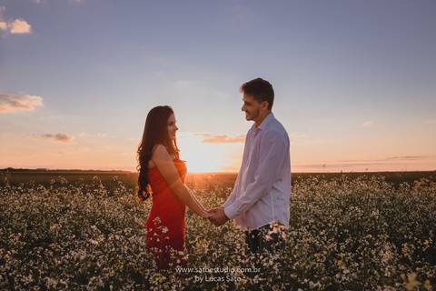 Ensaio fotográfico de casal e namorando. Ensaio pré wedding realizado nas regiões de Rio Paranaíba e São Gotardo. Ensaio pre casamento com vestido retrô e estilo romântico. Fotografia de casal ao por do sol. Fotografia ao Pôr do sol'