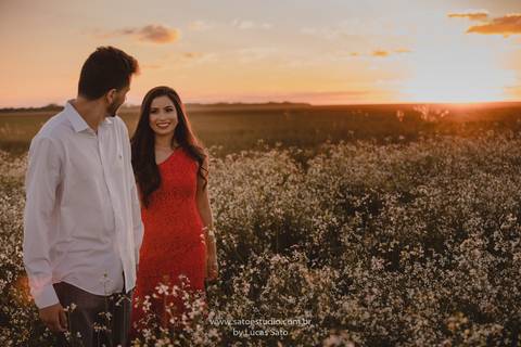 Ensaio fotográfico de casal e namorando. Ensaio pré wedding realizado no por do sol nas regiões de Rio Paranaíba e São Gotardo. Ensaio pre casamento com vestido retrô e estilo romântico. Fotografia de casal ao por do sol. Fotografia ao Pôr do sol'