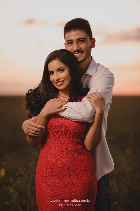Ensaio fotográfico de casal e namorando. Ensaio pré wedding realizado nas regiões de Rio Paranaíba e São Gotardo. Ensaio pre casamento com vestido retrô e estilo romântico. Fotografia de casal ao por do sol. Fotografia ao Pôr do sol'