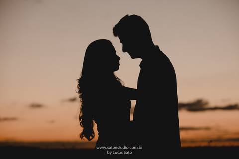 Ensaio fotográfico de casal e namorando. Ensaio pré wedding realizado nas regiões de Rio Paranaíba e São Gotardo. Ensaio pre casamento com vestido retrô e estilo romântico. Fotografia de casal ao por do sol. Fotografia ao Pôr do sol'