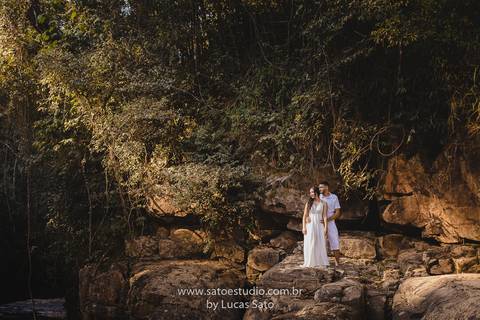 Fotografia de casal na cachoeira e vestido para ensaio namorando. Cachoeira do Indaiazinho. Ensaio namorando na Cachoeira.'