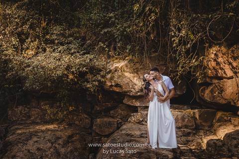 Fotografia de casal na cachoeira e vestido para ensaio namorando. Cachoeira do Indaiazinho. Ensaio namorando na Cachoeira.'