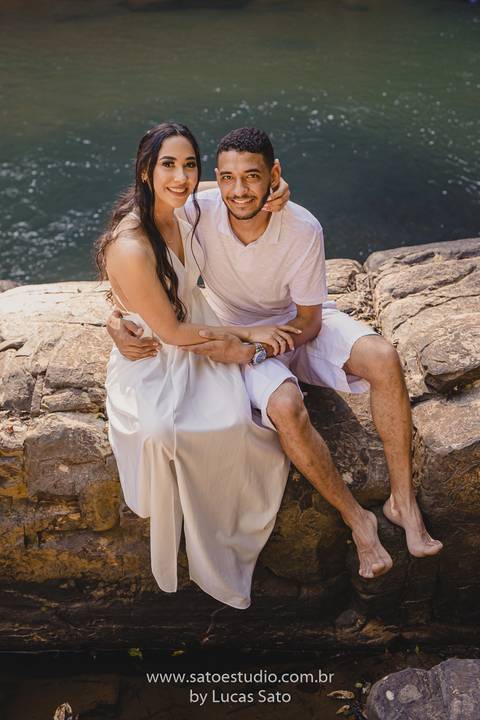 Fotografia de casal na cachoeira e vestido para ensaio namorando. Cachoeira do Indaiazinho. Ensaio namorando na Cachoeira.'