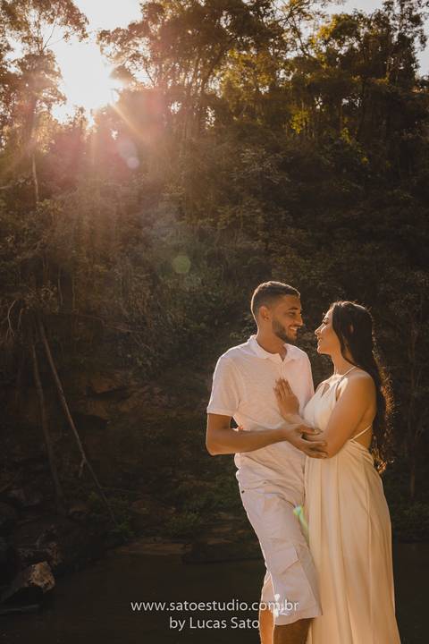 Fotografia de casal na cachoeira e vestido para ensaio namorando. Cachoeira do Indaiazinho. Ensaio namorando na Cachoeira.'