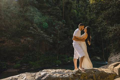Fotografia de casal na cachoeira e vestido para ensaio namorando. Cachoeira do Indaiazinho. Ensaio namorando na Cachoeira.'