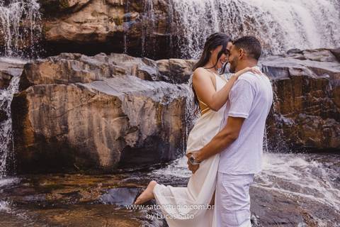 Fotografia de casal na cachoeira e vestido para ensaio namorando. Cachoeira do Indaiazinho. Ensaio namorando na Cachoeira.'