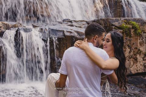 Fotografia de casal na cachoeira e vestido para ensaio namorando. Cachoeira do Indaiazinho. Ensaio namorando na Cachoeira.'