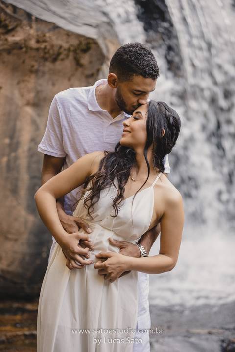 Fotografia de casal na cachoeira e vestido para ensaio namorando. Cachoeira do Indaiazinho. Ensaio namorando na Cachoeira.'
