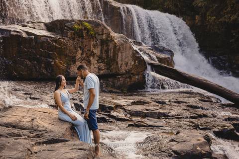 Fotografia de casal na cachoeira e vestido para ensaio namorando. Cachoeira do Indaiazinho. Ensaio namorando na Cachoeira.'