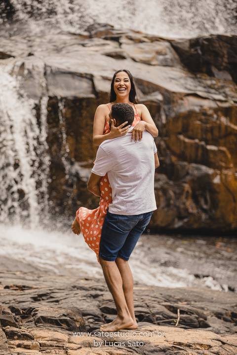 Fotografia de casal na cachoeira e vestido para ensaio namorando. Cachoeira do Indaiazinho. Ensaio namorando na Cachoeira.'
