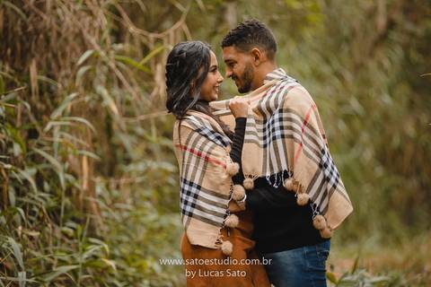 Fotografia de casal na cachoeira e vestido para ensaio namorando. Cachoeira do Indaiazinho. Ensaio namorando na Cachoeira.'