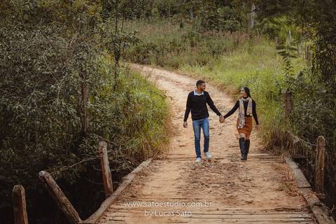 Fotografia de casal na cachoeira e vestido para ensaio namorando. Cachoeira do Indaiazinho. Ensaio namorando na Cachoeira. Ponde sobre o rio Indaiá. Ensaio de casal na ponte.'