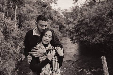 Fotografia de casal na cachoeira e vestido para ensaio namorando. Cachoeira do Indaiazinho. Ensaio namorando na Cachoeira.'