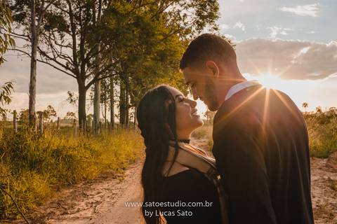 Fotografia de casal na cachoeira e vestido para ensaio namorando. Cachoeira do Indaiazinho. Ensaio namorando na Cachoeira.'