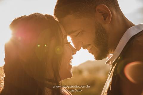 Fotografia de casal na cachoeira e vestido para ensaio namorando. Cachoeira do Indaiazinho. Ensaio namorando na Cachoeira.'