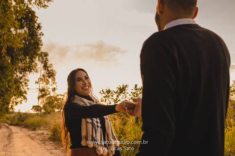 Fotografia de casal na cachoeira e vestido para ensaio namorando. Cachoeira do Indaiazinho. Ensaio namorando na Cachoeira.'