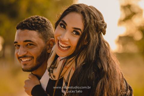 Fotografia de casal na cachoeira e vestido para ensaio namorando. Cachoeira do Indaiazinho. Ensaio namorando na Cachoeira.'