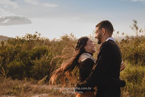 Fotografia de casal na cachoeira e vestido para ensaio namorando. Cachoeira do Indaiazinho. Ensaio namorando na Cachoeira.'