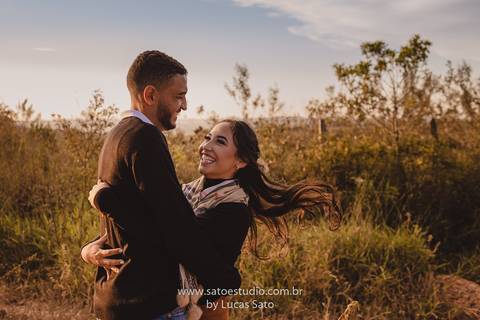 Fotografia de casal na cachoeira e vestido para ensaio namorando. Cachoeira do Indaiazinho. Ensaio namorando na Cachoeira.'