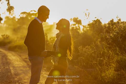 Fotografia de casal na cachoeira e vestido para ensaio namorando. Cachoeira do Indaiazinho. Ensaio namorando na Cachoeira.'