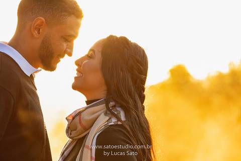 Fotografia de casal na cachoeira e vestido para ensaio namorando. Cachoeira do Indaiazinho. Ensaio namorando na Cachoeira.'