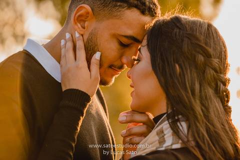 Fotografia de casal na cachoeira e vestido para ensaio namorando. Cachoeira do Indaiazinho. Ensaio namorando na Cachoeira.'