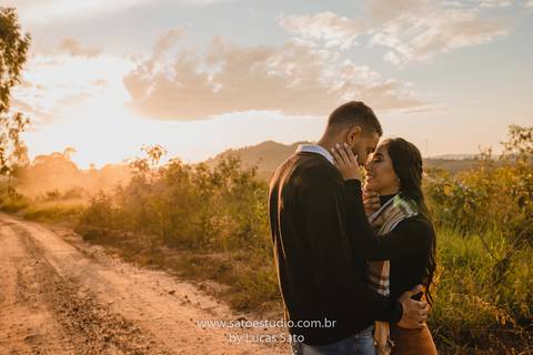 Fotografia de casal na cachoeira e vestido para ensaio namorando. Cachoeira do Indaiazinho. Ensaio namorando na Cachoeira.'