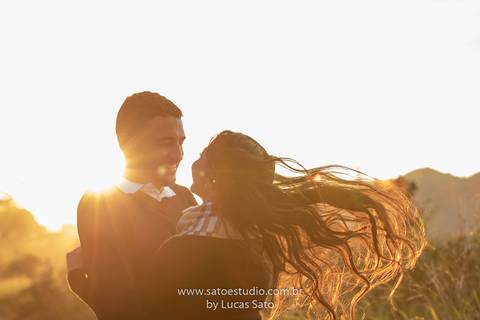 Fotografia de casal na cachoeira e vestido para ensaio namorando. Cachoeira do Indaiazinho. Ensaio namorando na Cachoeira.'
