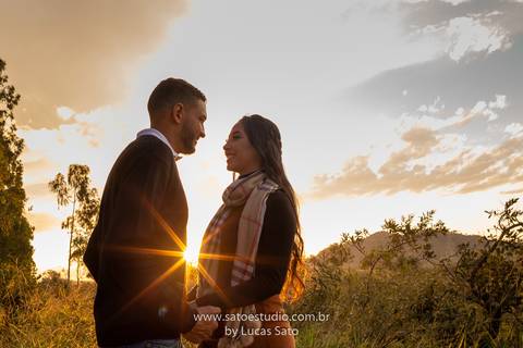 Fotografia de casal na cachoeira e vestido para ensaio namorando. Cachoeira do Indaiazinho. Ensaio namorando na Cachoeira.'