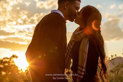 Fotografia de casal na cachoeira e vestido para ensaio namorando. Cachoeira do Indaiazinho. Ensaio namorando na Cachoeira.'