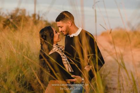 Fotografia de casal na cachoeira e vestido para ensaio namorando. Cachoeira do Indaiazinho. Ensaio namorando na Cachoeira.'