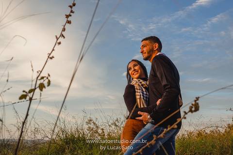 Fotografia de casal na cachoeira e vestido para ensaio namorando. Cachoeira do Indaiazinho. Ensaio namorando na Cachoeira.'