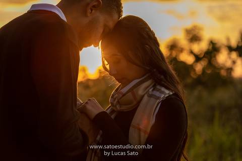 Fotografia de casal na cachoeira e vestido para ensaio namorando. Cachoeira do Indaiazinho. Ensaio namorando na Cachoeira. Oração no ensaio de casal.'