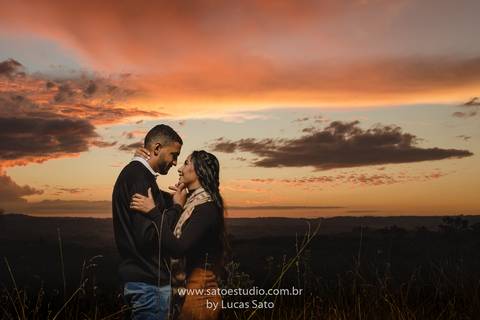 Fotografia de casal na cachoeira e vestido para ensaio namorando. Cachoeira do Indaiazinho. Ensaio namorando na Cachoeira. O pôr do sol mais lindo da região de São Gotardo-MG.'